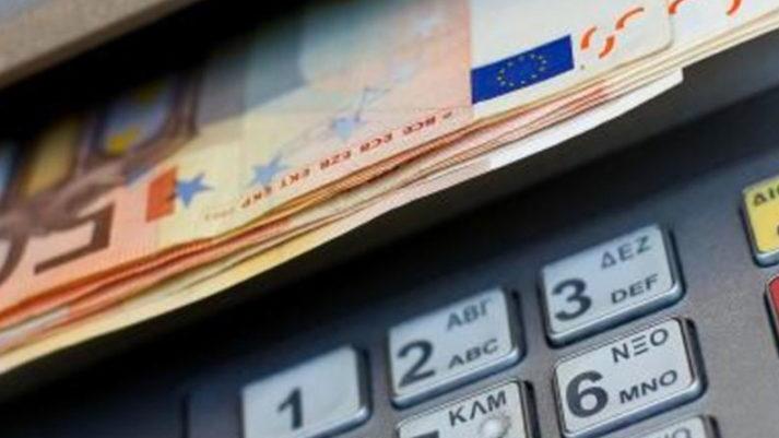 L’impiegato di banca ha prelevato in maniera illecita soldi dei clienti per almeno 72mila euro