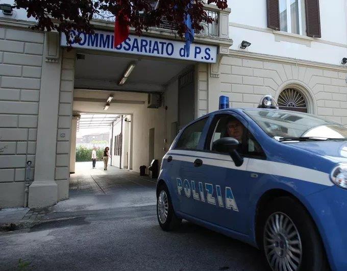 L’ingresso del commissariato