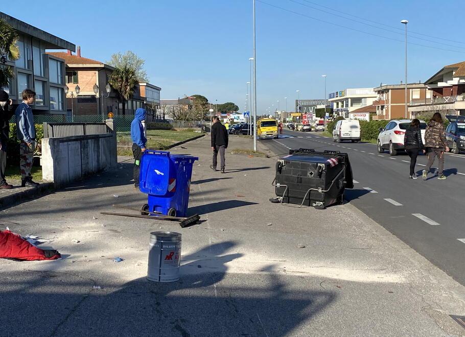 Il punto in cui il motociclista ha interrotto la sua corsa, dopo l’impatto con l’auto, contro alcuni bidoni della spazzatura