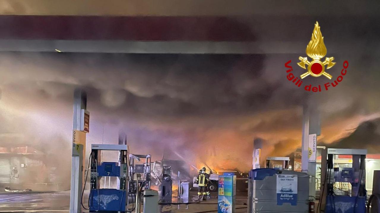 Attentato a Cagliari: a fuoco distributore di carburante in Viale Marconi 