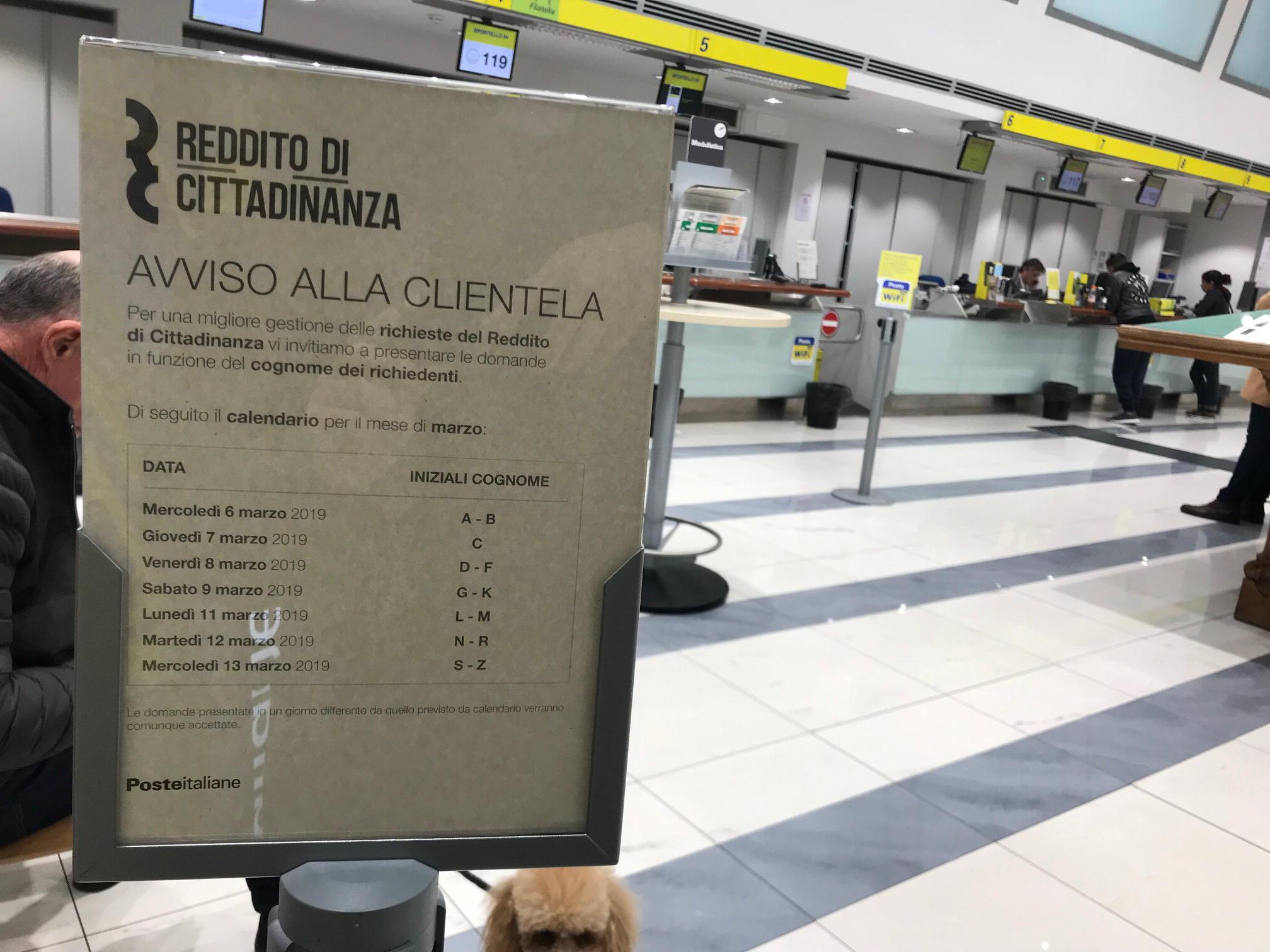 Un ufficio postale dove richiedere il reddito di cittadinanza