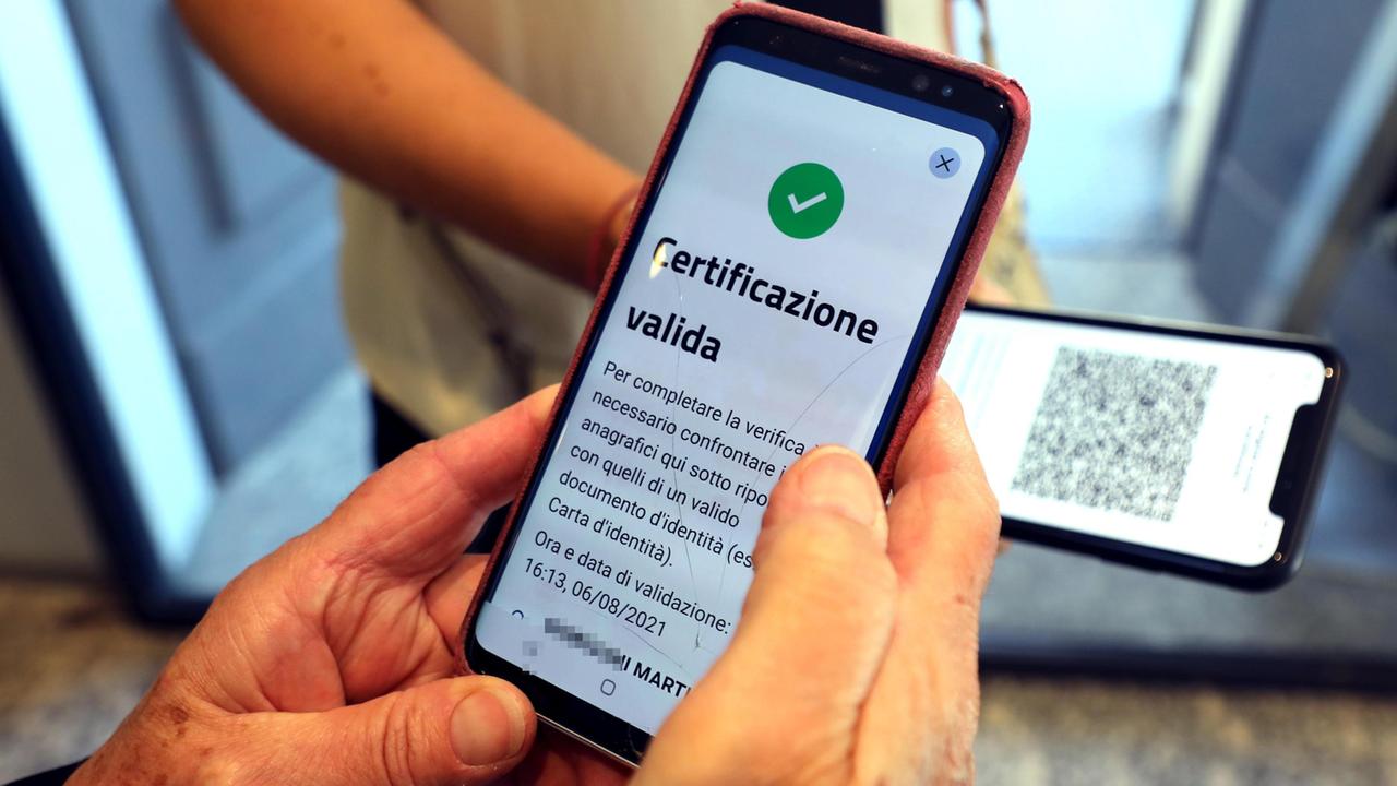 Falsi Green pass, il medico no-vax va ai domiciliari