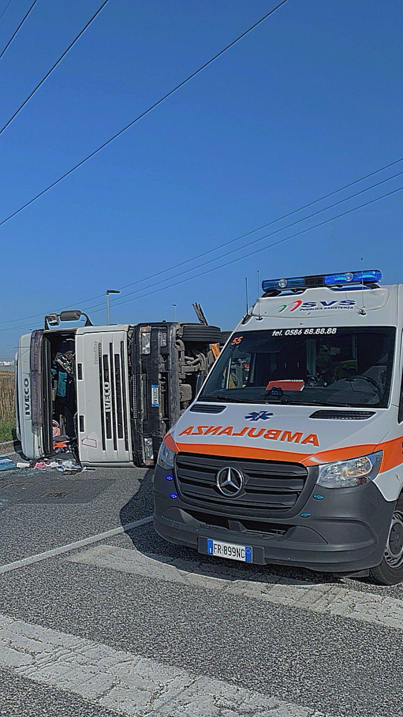Il Tir ribaltato e l'ambulanza della Svs sul posto