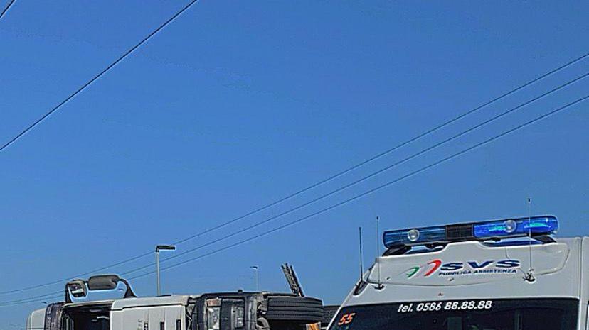 Il Tir ribaltato e l'ambulanza della Svs sul posto