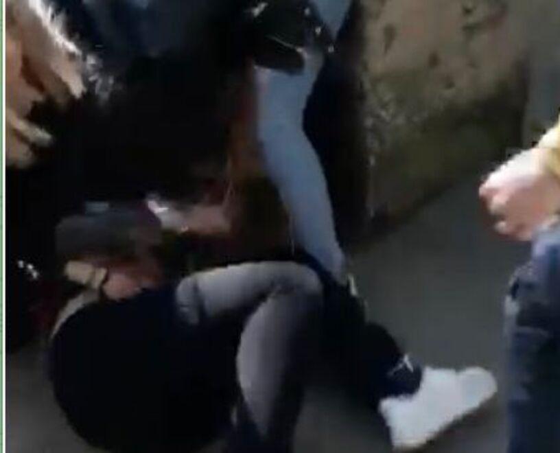 Un fermo immagine tratto dal video della rissa al parco della Fontanella
