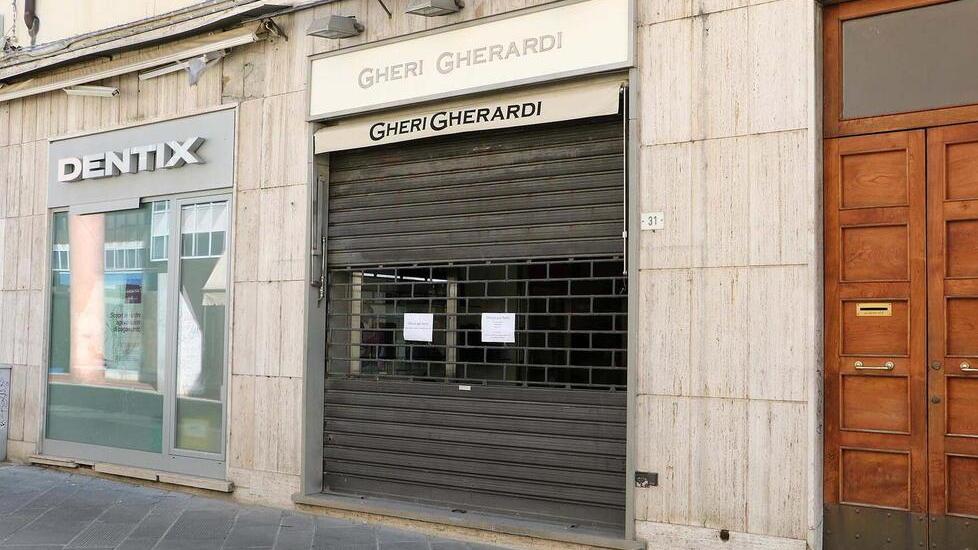 Serrande chiuse “per furto” da Gheri Gherardi