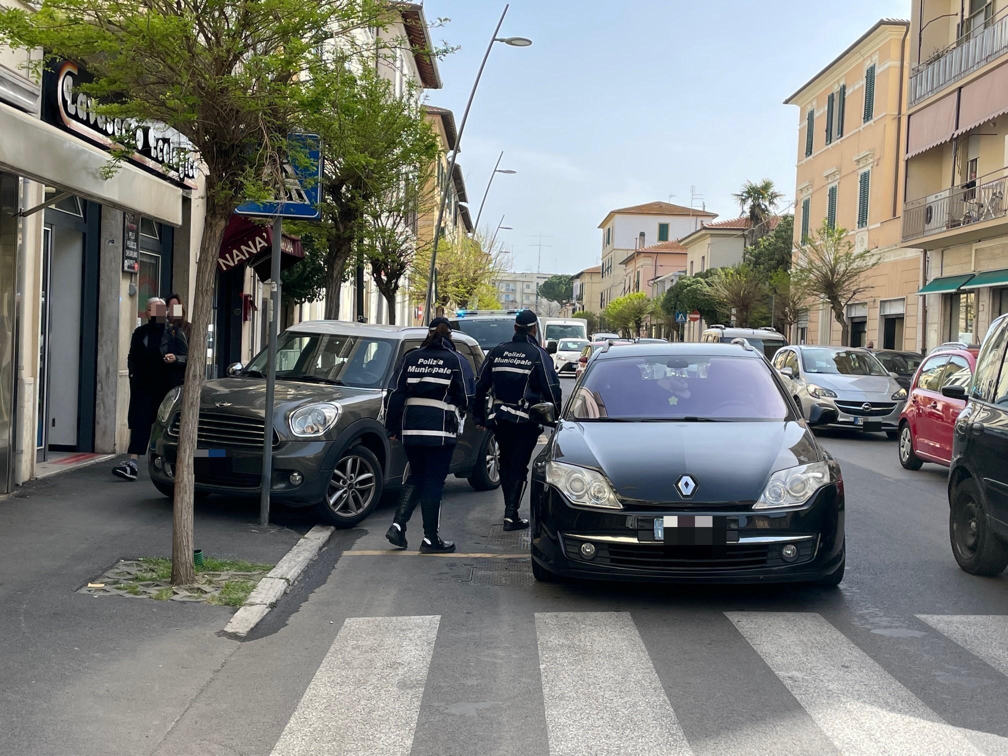 Grosseto, tampona un'auto parcheggiata e la sbalza sul marciapiede tra i passanti