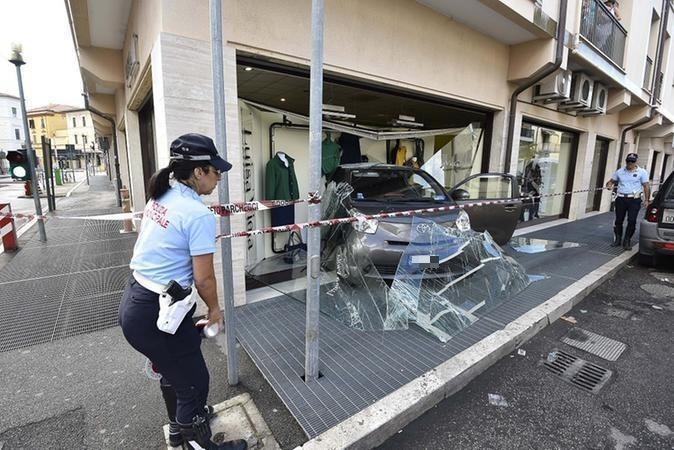 L'auto finita dentro la vetrina del negozio Targioni in via Damiano Chiesa (foto Agenzia Bf)