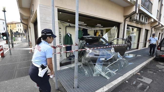 L'auto finita dentro la vetrina del negozio Targioni in via Damiano Chiesa (foto Agenzia Bf)