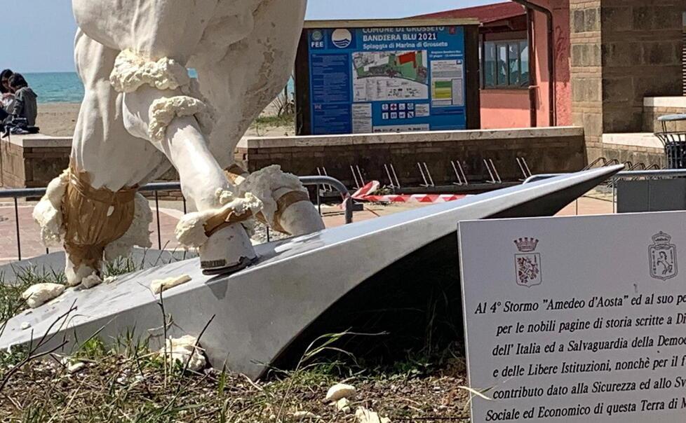 Così appariva ieri mattina, giovedì, il monumento al Cavallino del IV Stormo riparato (Fotoagenzia Bf)