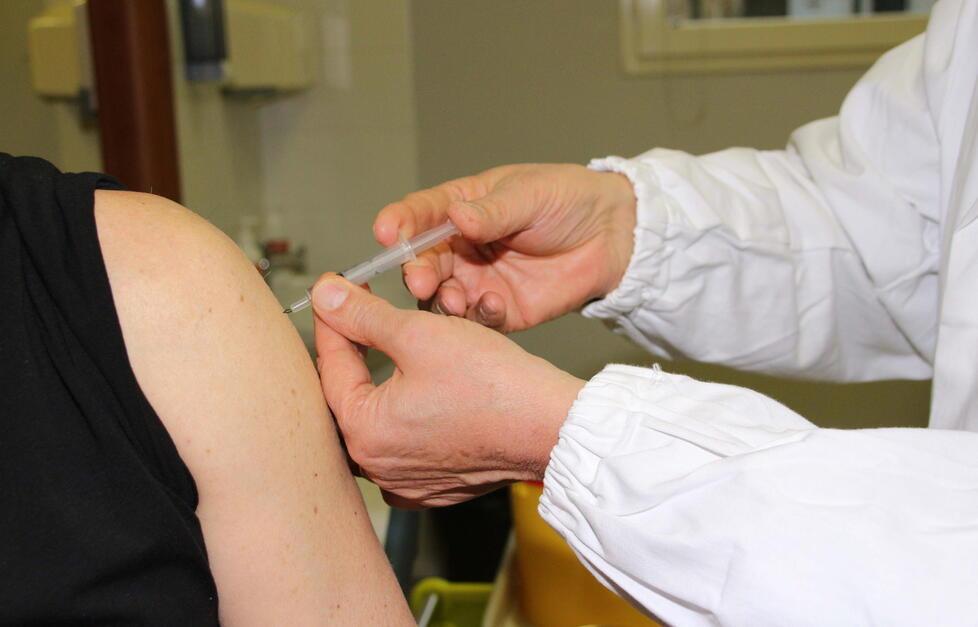 Una vaccinazione anti-Covid (foto d’archivio)