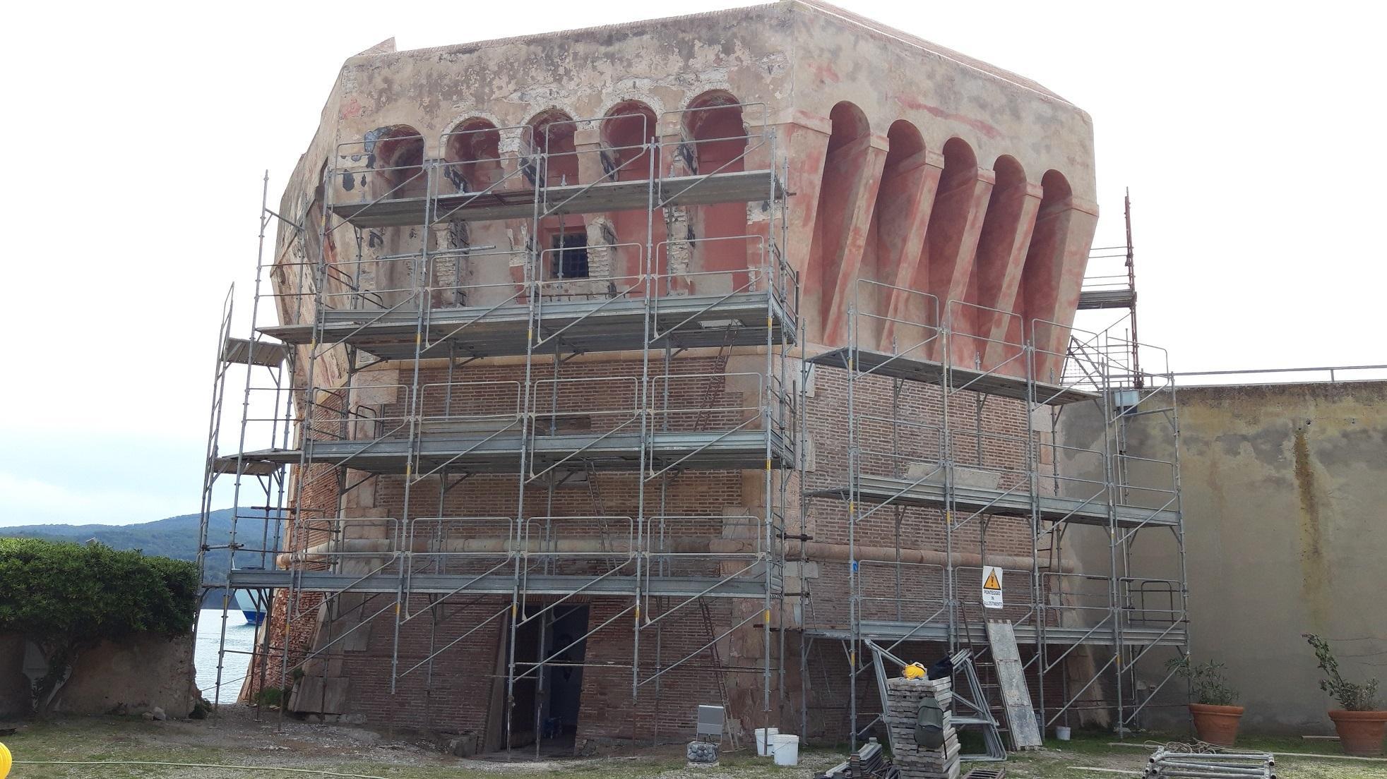 Le impalcature intorno alla torre della Linguella dove sono in corso lavori di restauro per 327mila euro