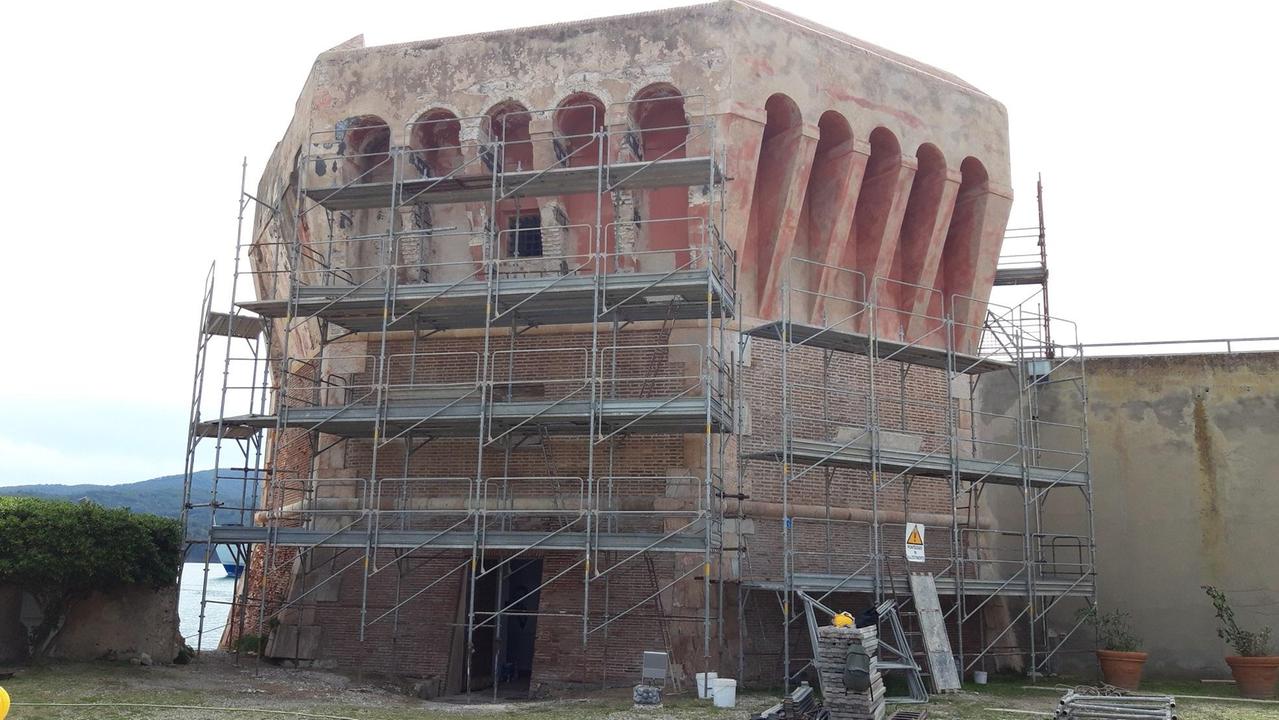 Le impalcature intorno alla torre della Linguella dove sono in corso lavori di restauro per 327mila euro