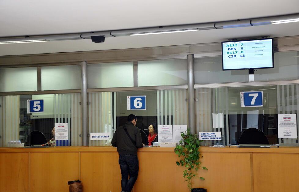 A Livorno quattro mesi per fare la carta d’identità: chi prenota oggi l’avrà in piena estate 