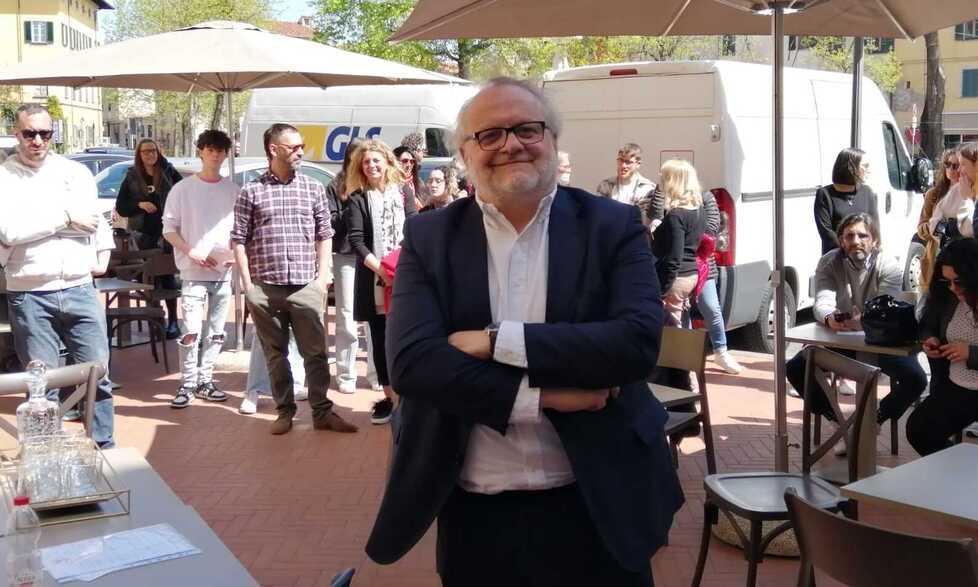 Corrado Guidi, ieri mattina, giovedì, in piazza a Bientina durante la presentazione della sua candidatura a sindaco