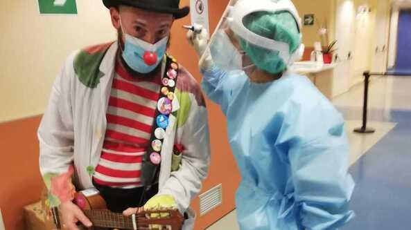 Un clown all’interno dell’ospedale durante un’iniziativa