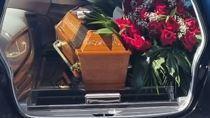 Carro funebre piomba in una scarpata con sacerdote e bara