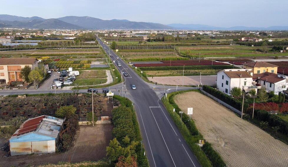 L’incrocio di Chiazzano, su via Toscana. A sinistra, in primo piano, le serre Zelari (Foto Nucci)
