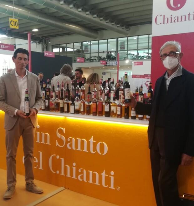 Fabio Marini (a sinistra) e Giuseppe Marini con il loro vinsanto