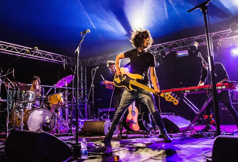 Francesco Motta in concerto con la sua band