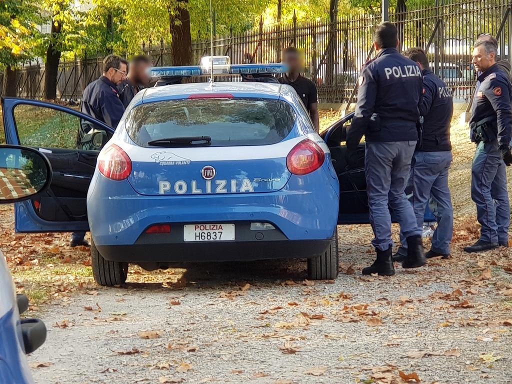 Si spoglia ai giardini e minaccia i passanti con un coltello: arrestato