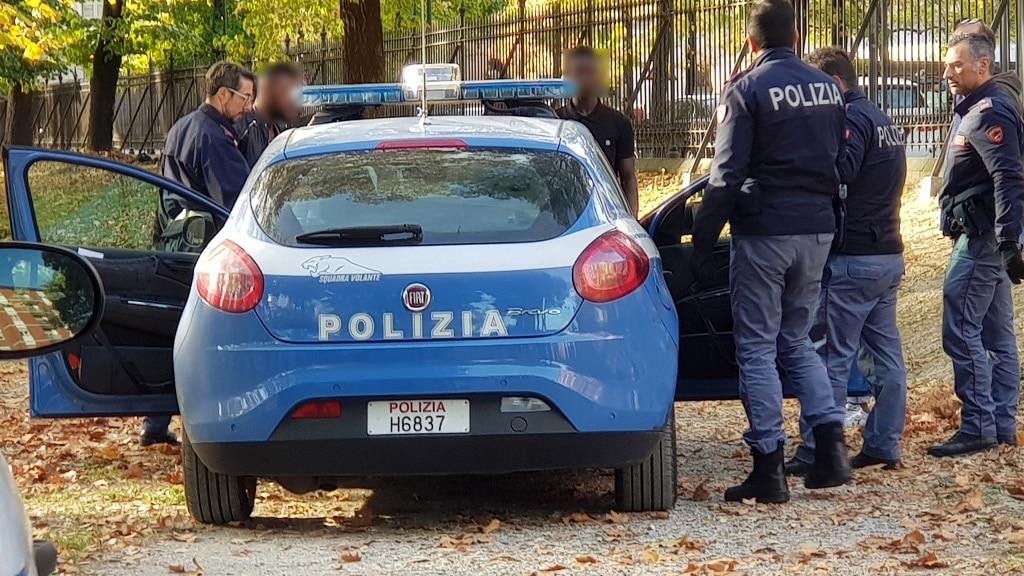 Si spoglia ai giardini e minaccia i passanti con un coltello: arrestato