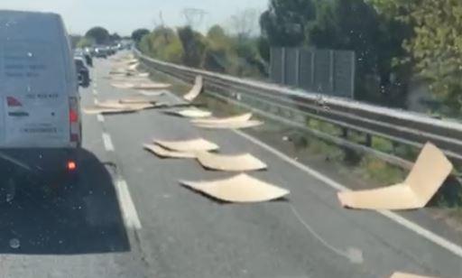Code in Fi-Pi-Li in zona San Miniato: un camion ha perso dei cartoni 