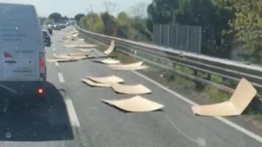 Code in Fi-Pi-Li in zona San Miniato: un camion ha perso dei cartoni