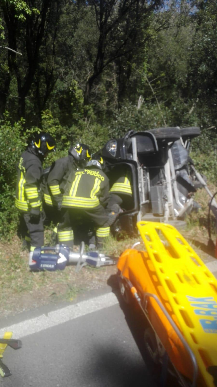 Finisce con l'auto nel fosso e resta incastrata, soccorsa una sedicenne