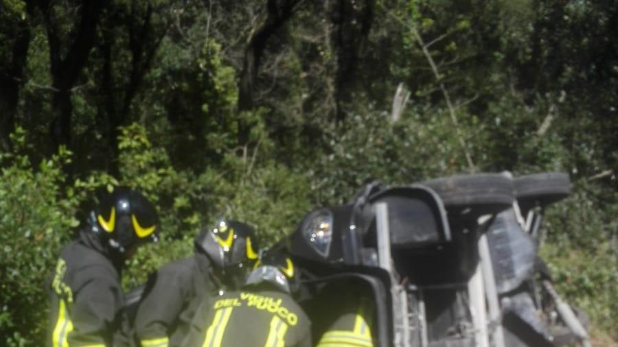 Finisce con l'auto nel fosso e resta incastrata, soccorsa una sedicenne