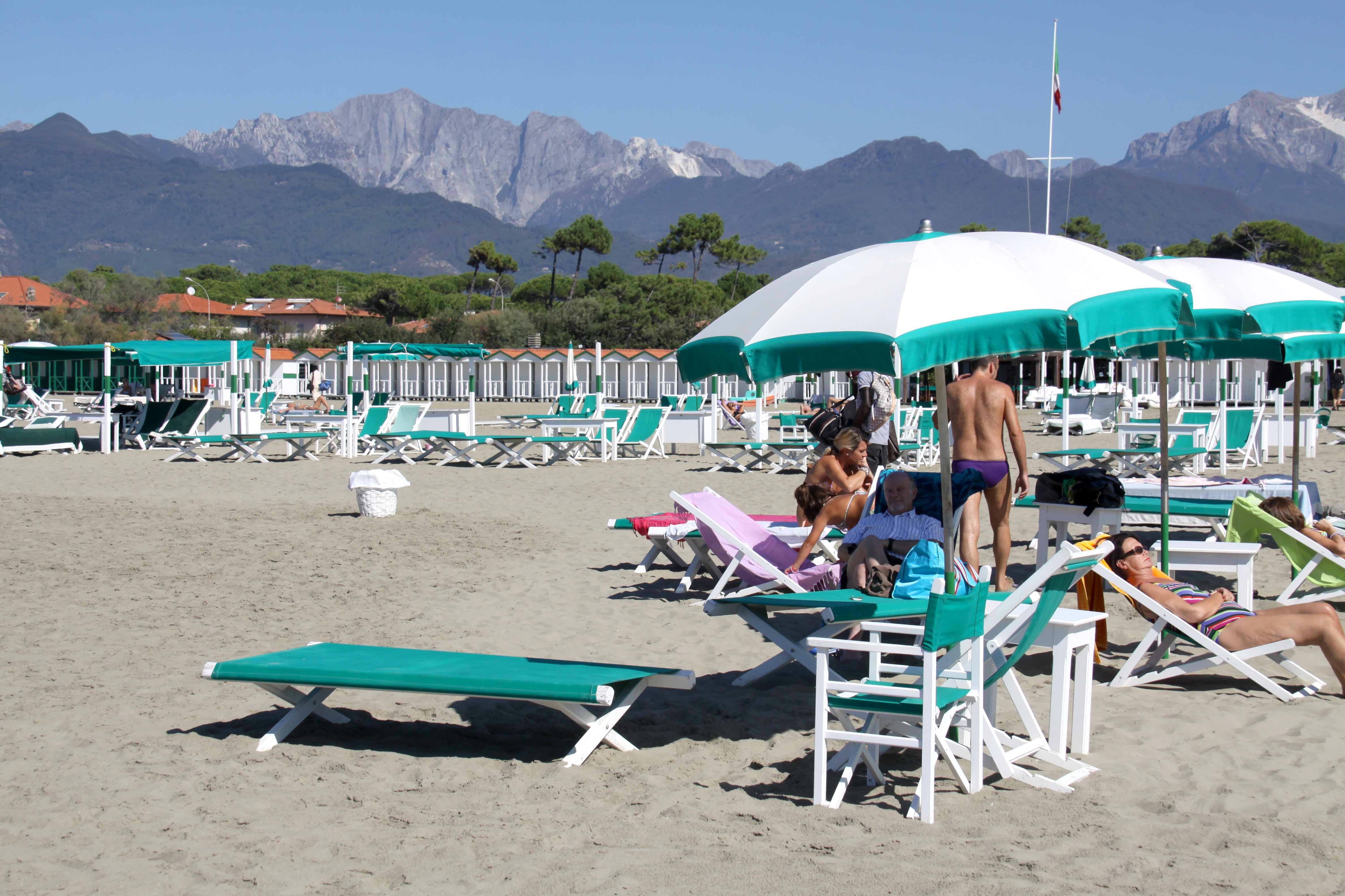 A Forte dei Marmi comincia la stagione balneare: aperti 63 bagni nel weekend di Pasqua 