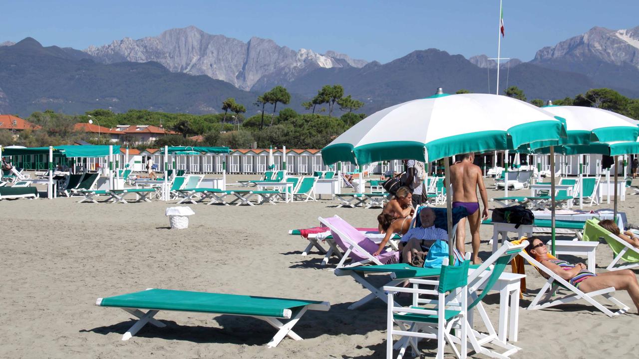 A Forte dei Marmi comincia la stagione balneare: aperti 63 bagni nel weekend di Pasqua