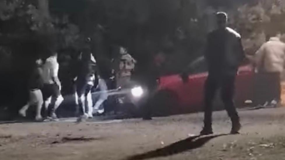 Pestaggio fuori dalla discoteca dodici giovani banditi dai locali