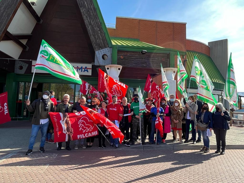 Sassuolo, licenziamenti in vista al Pam Panorama: «Noi non molliamo» 