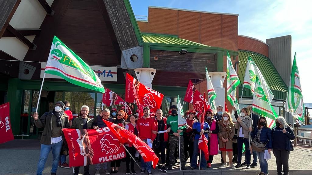 Sassuolo, licenziamenti in vista al Pam Panorama: «Noi non molliamo»