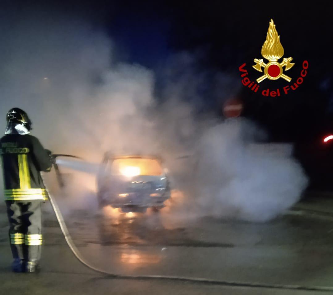 Boretto, auto avvolta dalle fiamme dopo un guasto