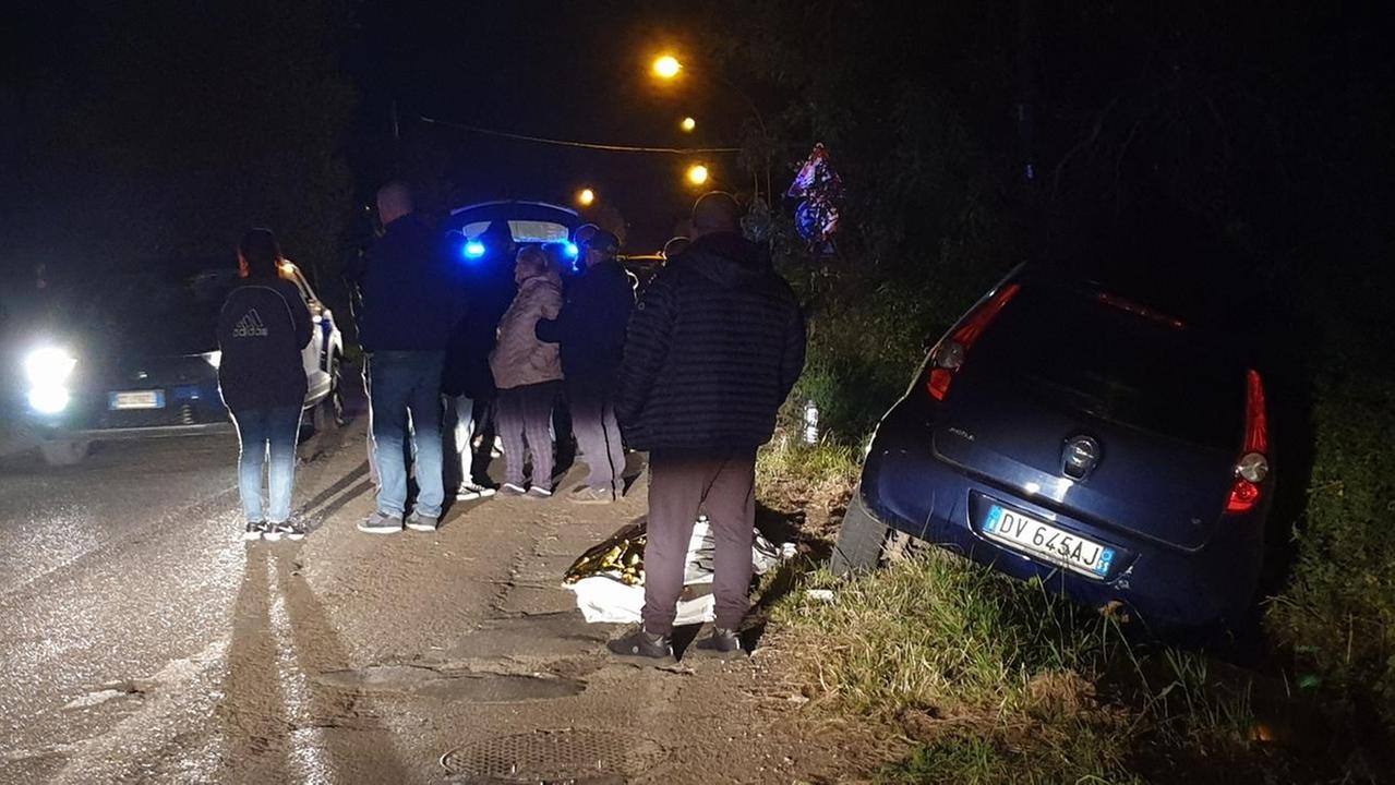Auto si schianta contro un palo a Bancali: morto un sassarese 