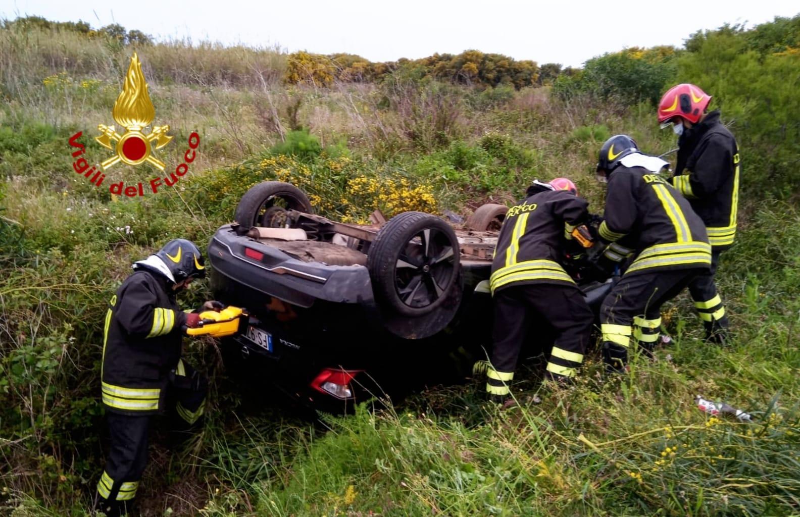Esce di strada con l'auto e si ribalta: 20enne grave a Portoscuso