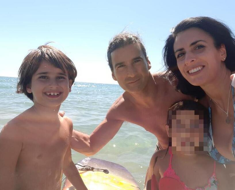 Lorenzo con babbo Valerio Mannari, mamma Elisa Forti e la sua sorellina (Foto concessa dalla famiglia)