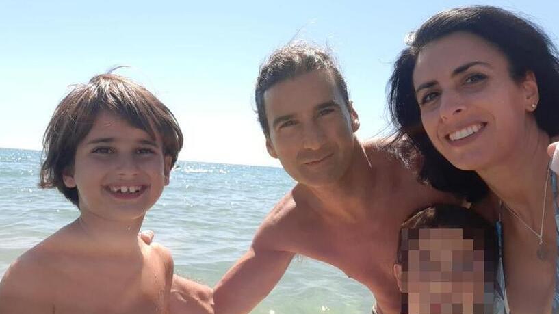 Lorenzo con babbo Valerio Mannari, mamma Elisa Forti e la sua sorellina (Foto concessa dalla famiglia)