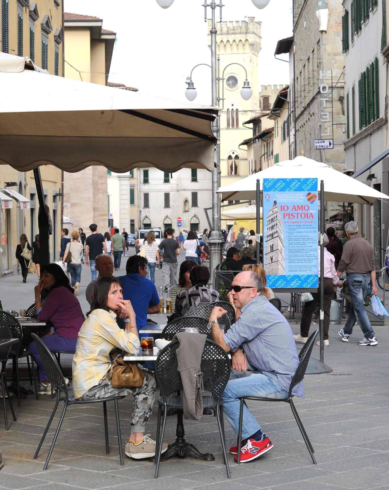 Turisti seduti ai tavoli dei locali in via Cavour in una immagine d’archivio (Foto Gori)