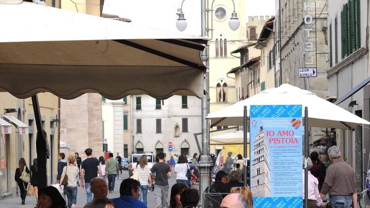 Turisti seduti ai tavoli dei locali in via Cavour in una immagine d’archivio (Foto Gori)