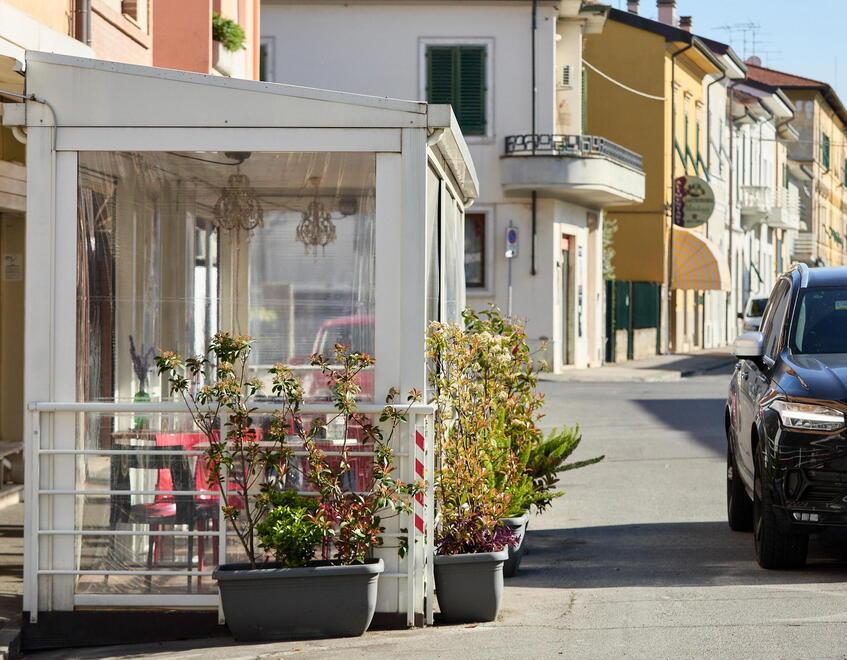 Un dehor di fronte a un esercizio commerciale in centro a Empoli (FotoAutovino)