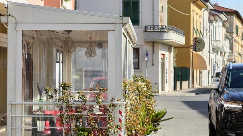 Un dehor di fronte a un esercizio commerciale in centro a Empoli (FotoAutovino)