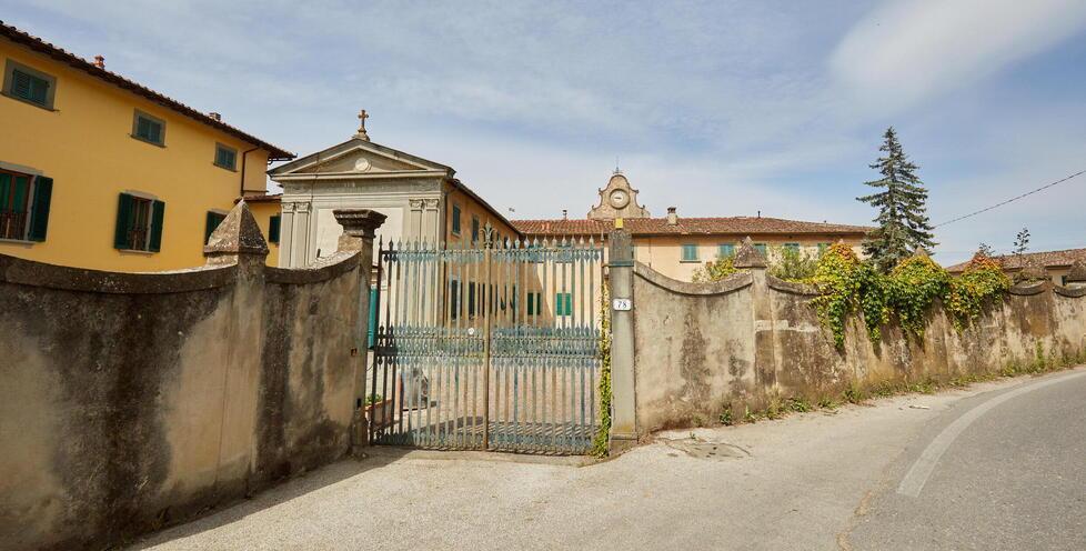 Il cancello d’ingresso e le mura esterne della Villa del Terrafino (Foto Sestini)