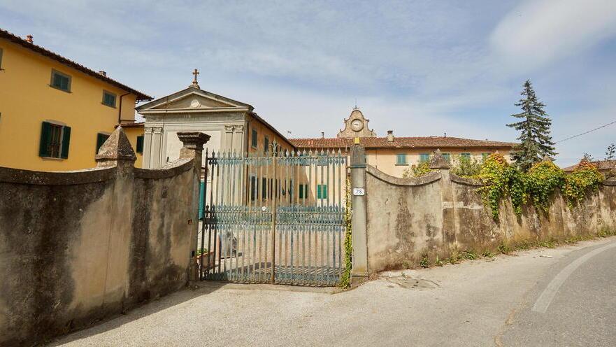 Il cancello d’ingresso e le mura esterne della Villa del Terrafino (Foto Sestini)