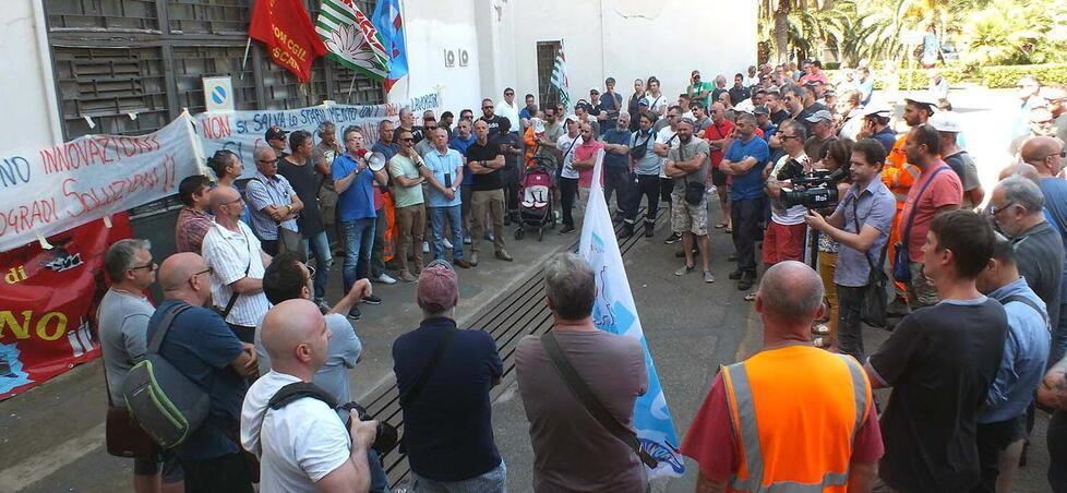 Un’assemblea dei lavoratori di Jsw