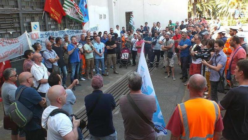 Un’assemblea dei lavoratori di Jsw