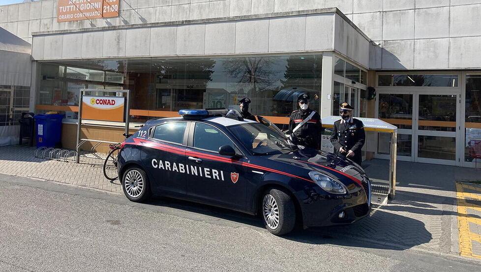 Un sopralluogo dei carabinieri di Cecina