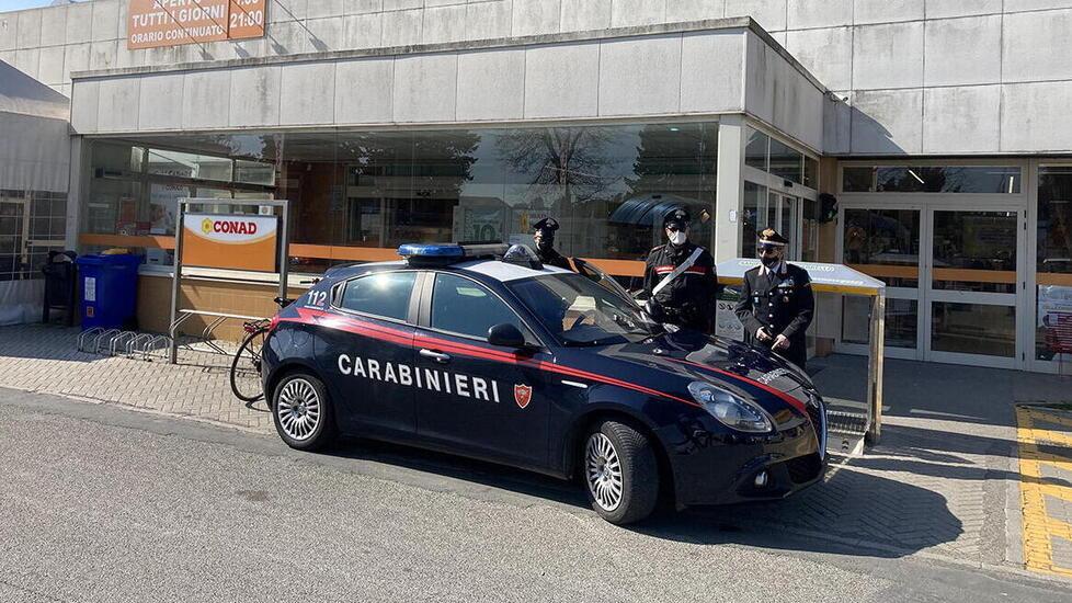Un sopralluogo dei carabinieri di Cecina